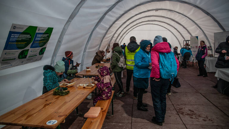 Flüchtende werden seit Februar 2022 bis heute in einem Lager in Palanca, Moldawien, an der ukrainischen Grenze versorgt.