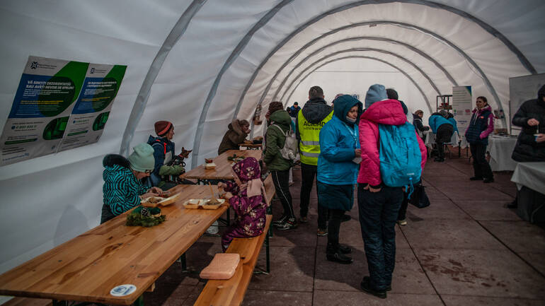 Flüchtende werden seit Februar 2022 bis heute in einem Lager in Palanca, Moldawien, an der ukrainischen Grenze versorgt. Flüchtende werden seit Februar 2022 bis heute in einem Lager in Palanca, Moldawien, an der ukrainischen Grenze versorgt.