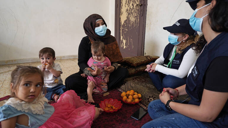 Dana, eine syrische Geflüchtete, mit ihren Kindern Nagham (11 Monate), Akram (11 Monate) und Nour (4 Jahre), im Gespräch mit dem Team von Aktion gegen den Hunger im Südlibanon, Mai 2022. Dana, eine syrische Geflüchtete, mit ihren Kindern Nagham (11 Monate), Akram (11 Monate) und Nour (4 Jahre), im Gespräch mit dem Team von Aktion gegen den Hunger im Südlibanon, Mai 2022.