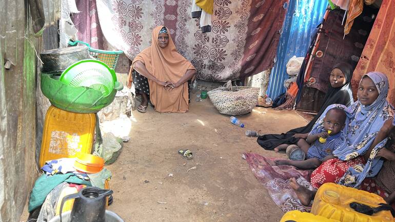 Faadumo und ihre Familie in ihrer Unterkunft im Camp in Mogadischu.