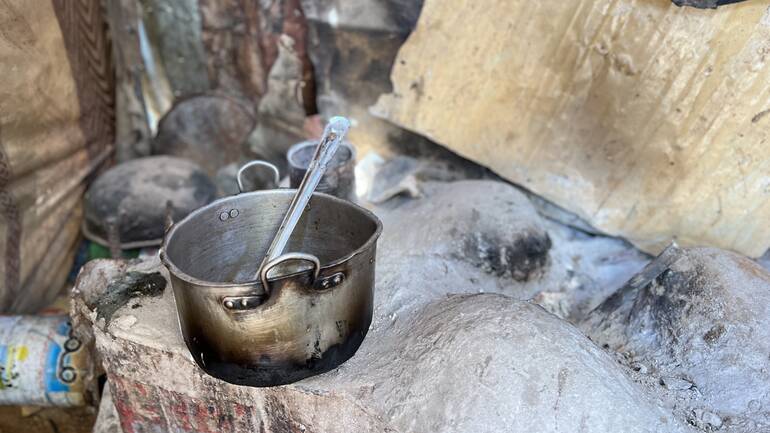 Die Kochstelle in Ifrahs Unterkunft im Camp in Mogadischu ist heute kalt geblieben.