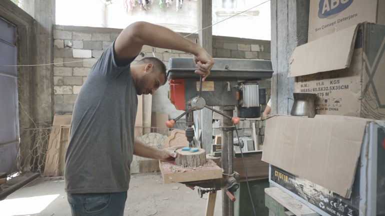 Mohannad an einer Maschine in seiner Werkstatt Mohannad an einer Maschine in seiner Werkstatt
