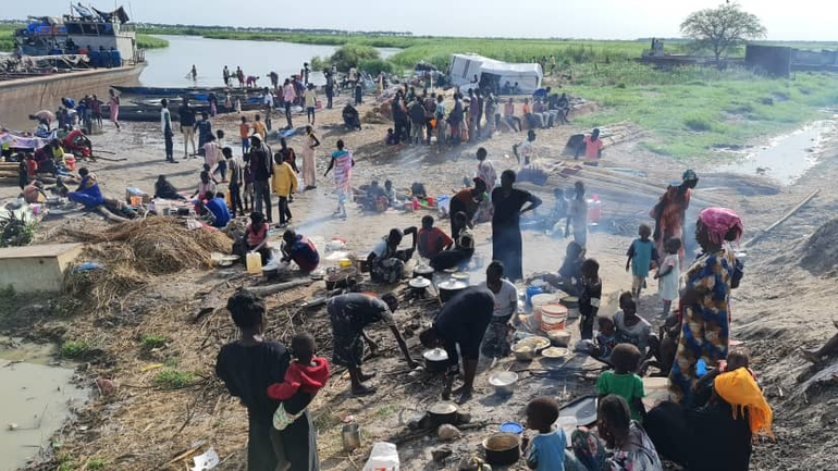 Geflüchtete kehren derzeit aus dem Sudan zurück in ihre Heimat Südsudan – in New Fangak finden sie Unterschlupf in einem Camp, das jedoch jetzt schon überfüllt ist. Geflüchtete kehren derzeit aus dem Sudan zurück in ihre Heimat Südsudan – in New Fangak finden sie Unterschlupf in einem Camp, das jedoch jetzt schon überfüllt ist.