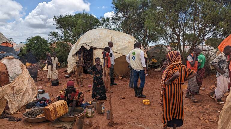 Mitarbeitende von Aktion gegen den Hunger helfen beim Aufbau eines neuen Geflüchtetenlagers in Somalia nach den schweren Überschwemmungen. Mitarbeitende von Aktion gegen den Hunger helfen beim Aufbau eines neuen Geflüchtetenlagers in Somalia nach den schweren Überschwemmungen.