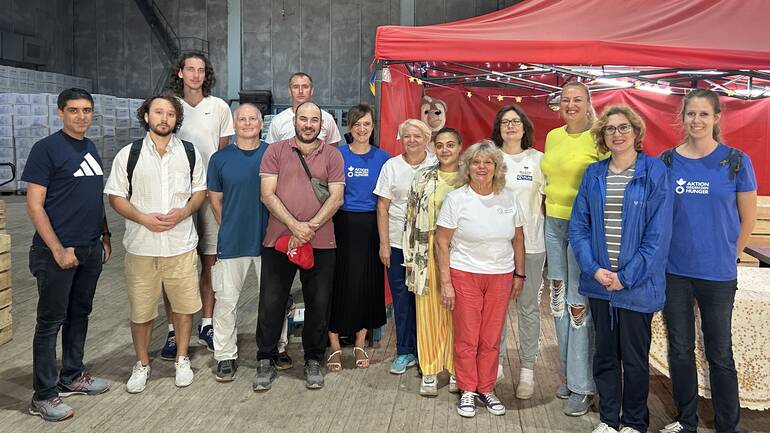 Mitarbeitende des Warenlagers in Moldau, zusammen mit Helene Mutschler und Kristina Dalacker von Aktion gegen den Hunger. Mitarbeitende des Warenlagers in Moldau, zusammen mit Helene Mutschler und Kristina Dalacker von Aktion gegen den Hunger.