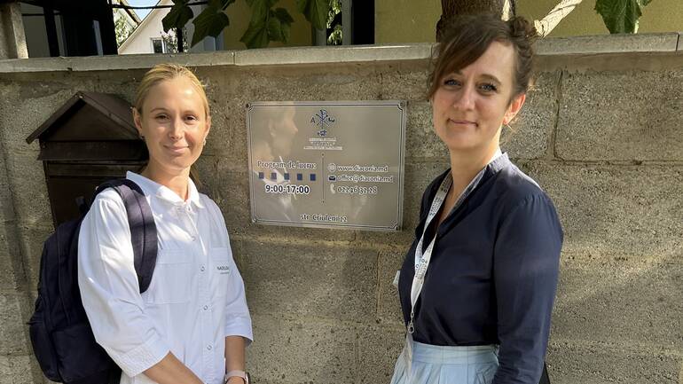 Nadejda Farima und Helene Mutschler vor einem Schild von „Mamica Alăptează“ Nadejda Farima und Helene Mutschler vor einem Schild von „Mamica Alăptează“