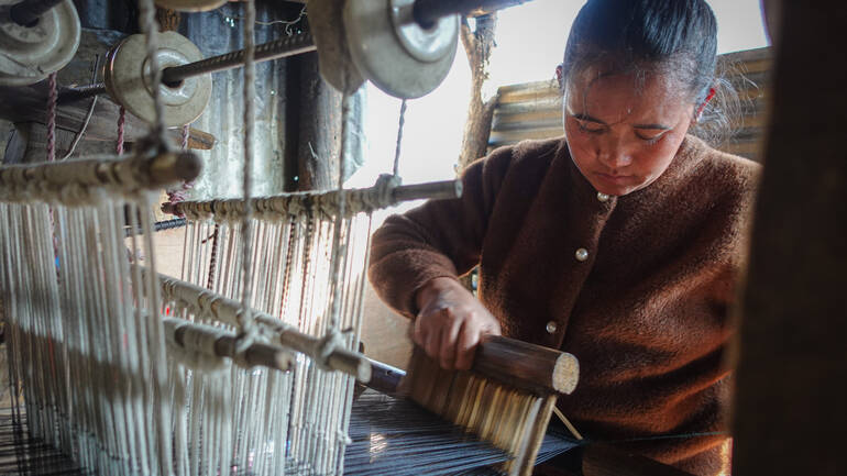Alita Tamang bei ihrer Leidenschaft, dem Weben von Stoffen.