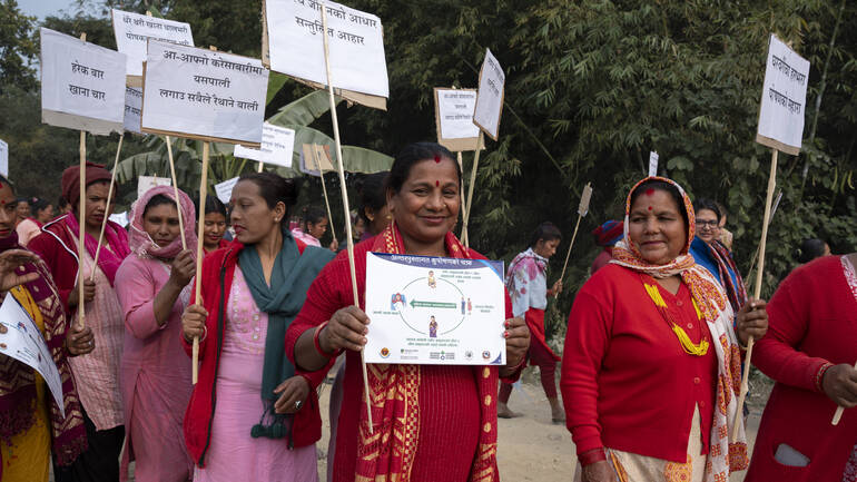 Die Frauen im Dorf in Udayapur treffen sich oft zu Kundgebungen für Gleichberechtigung und Ernährungssicherheit. Auch Goma ist oft dabei. 