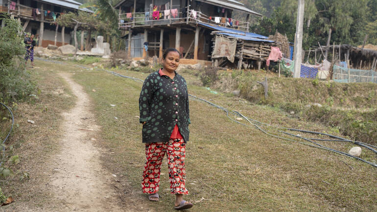 Goma Bishwakarma kommt aus einem kleinen Dorf in Udayapur, Nepal. Sie hat ihr Leben selbst in die Hand genommen und ist damit ein Vorbild für die anderen Frauen im Dorf.