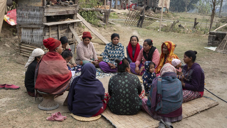 Goma ruft oft Treffen mit den Frauen aus dem Dorf vor ihrem Haus ein. Hier sprechen sie über Unternehmensplanung und mehr. 