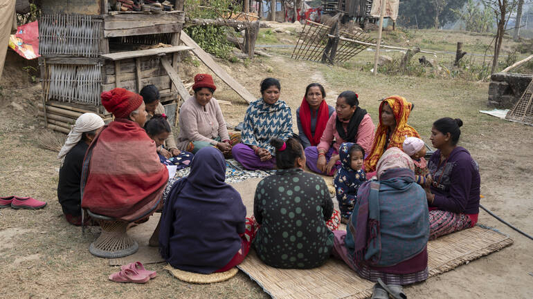 Goma ruft oft Treffen mit den Frauen aus dem Dorf vor ihrem Haus ein. Hier sprechen sie über Unternehmensplanung und mehr. Goma ruft oft Treffen mit den Frauen aus dem Dorf vor ihrem Haus ein. Hier sprechen sie über Unternehmensplanung und mehr.