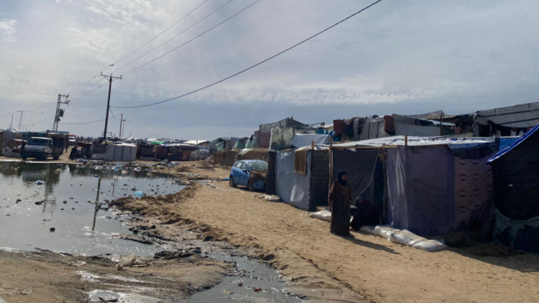 Ein Lager in Gaza, vor den Zelten steht das dreckige Wasser. Ein Lager in Gaza, vor den Zelten steht das dreckige Wasser.