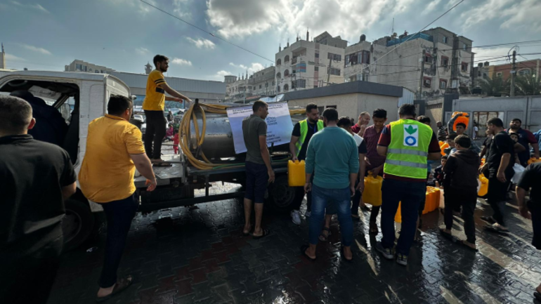 Unsere Teams verteilen Wasser an Menschen in Gaza. Unsere Teams verteilen Wasser an Menschen in Gaza.