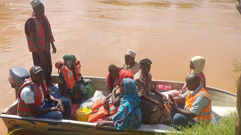 Am Fluss Tana sind die Straßen überflutet – die Menschen müssen sie mit Booten passieren. Am Fluss Tana sind die Straßen überflutet – die Menschen müssen sie mit Booten passieren.