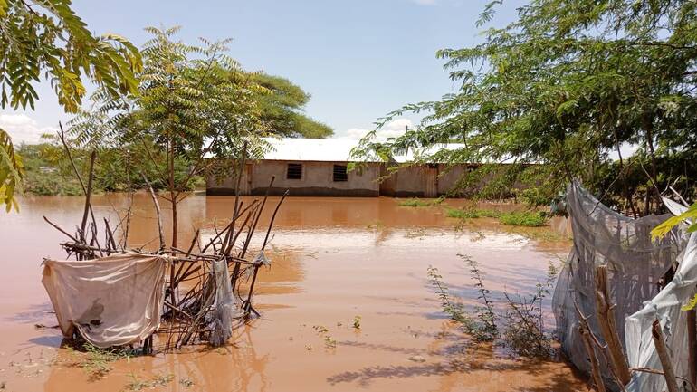 Ein Gebäude in Isiolo in Kenia steht nach den Überschwemmungen im April und Mai 2024 unter Wasser. Ein Gebäude in Isiolo in Kenia steht nach den Überschwemmungen im April und Mai 2024 unter Wasser.