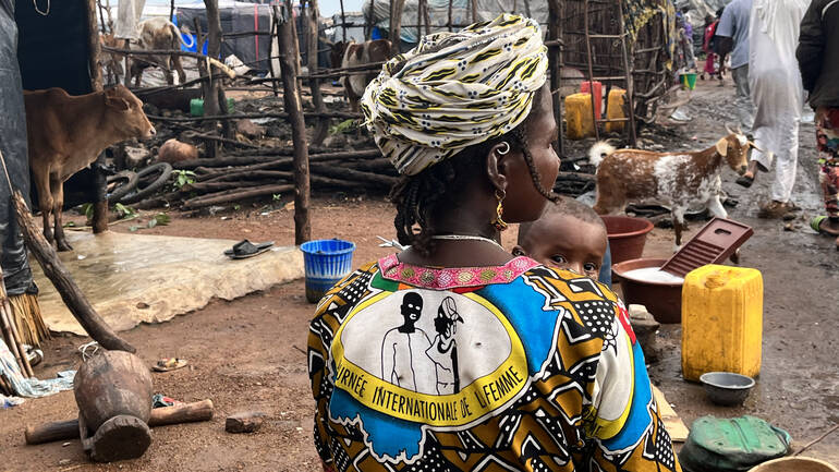 Eine Frau mit Kind in einem Geflüchtetenlager in Mali. Eine Frau mit Kind in einem Geflüchtetenlager in Mali.