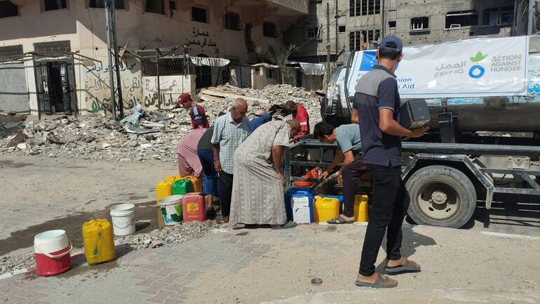 Wassertruck in Gaza von Aktion gegen den Hunger: Die Menschen sind auf frisches Wasser angewiesen. Wassertruck in Gaza von Aktion gegen den Hunger: Die Menschen sind auf frisches Wasser angewiesen.