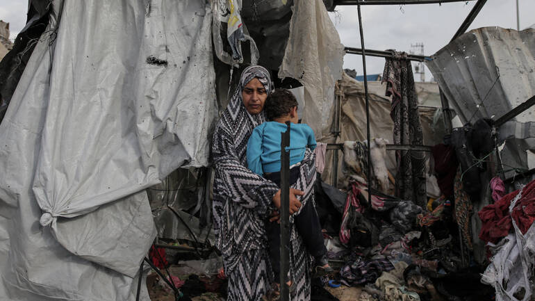 Mutter mit Kind in einem Geflüchtetenlager in Gaza
