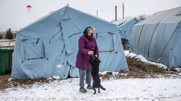 Ukrainerin mit ihrem Hund im Geflüchtetenlager