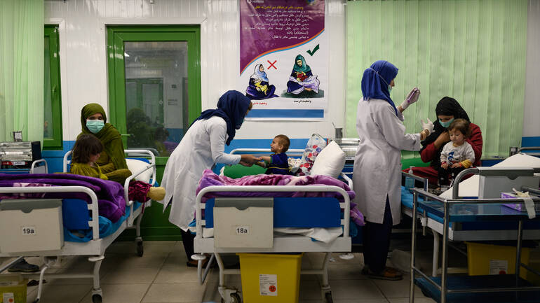 In unserer Ernährungsstation in einem Krankenhaus in Kabul können wir Kinder stationär behandeln, wenn ihre Eltern dabei sind. Ein Bild aus einer Ernährungsklinik in Kabul, Afghanistan. Mütter, Kinder und Krankenschwestern sind zu sehen.