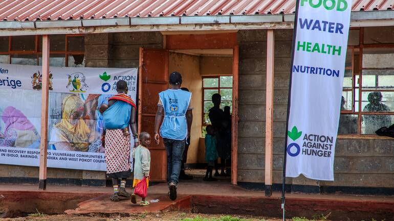 Patrick bringt Nolntulan und Rashaei in die Gesundheitsstation von Aktion gegen den Hunger. Patrick bringt Nolntulan und Rashaei in die Gesundheitsstation von Aktion gegen den Hunger.