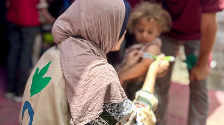 Eine Mitarbeiterin von Aktion gegen den Hunger misst den Oberarmumfang eines Kindes in Gaza im Mai 2025 Eine Mitarbeiterin von Aktion gegen den Hunger misst den Oberarmumfang eines Kindes in Gaza im Mai 2025