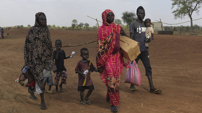 Eine Familie aus dem Sudan auf dem beschwerlichen Weg in den Südsudan. Eine Familie aus dem Sudan auf dem beschwerlichen Weg in den Südsudan.