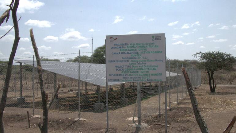 Solaranlage des Wasserprojekts in Hobok, Borena, Äthiopien, die eine Pumpe für die Trinkwasserversorgung mit erneuerbarer Energie betreibt.