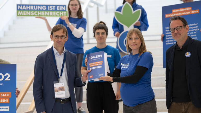 Aktion gegen den Hunger bei der Übergabe der Petition Nahrung ist ein Menschenrecht. Aktion gegen den Hunger bei der Übergabe der Petition Nahrung ist ein Menschenrecht.