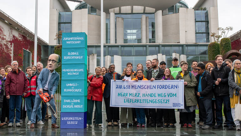 Aktion gegen den Hunger bei der Petitionsübergabe der Petition "Lieferkettengesetz retten!" Aktion gegen den Hunger bei der Petitionsübergabe der Petition "Lieferkettengesetz retten!"