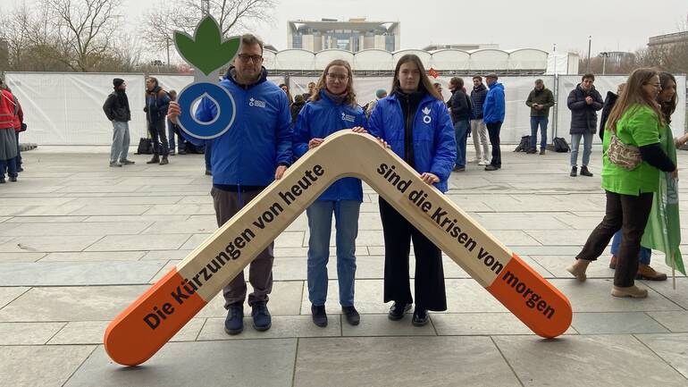 Aktion gegen den Hunger fordert mehr Geld für humanitäre Krisen Aktivist*innen von Aktion gegen den Hunger fordern mehr Geld für humanitäre Hilfe mit dem großen Bumerang