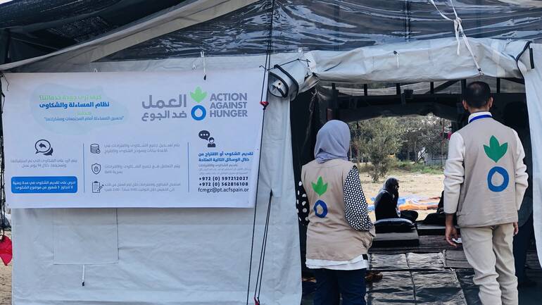 Der Mutter-Kind-freundliche Raum in Gaza mit Mitarbeitenden von Aktion gegen den Hunger im Eingang. Der Mutter-Kind-freundliche Raum in Gaza mit Mitarbeitenden von Aktion gegen den Hunger im Eingang.