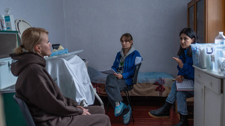 Nina aus der Ukraine im Gespräch mit Anastasia und einer Kollegin in Sumy