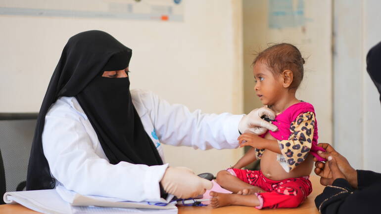 Eine Mitarbeiterin von Aktion gegen den Hunger im Jemen untersucht ein Mädchen auf Mangelernährung. Eine Mitarbeiterin von Aktion gegen den Hunger im Jemen untersucht ein Mädchen auf Mangelernährung.