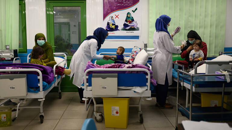 Behandlung von mangelernährten Kindern in Afghanistan Gesundheitspersonal behandelt Kinder in einem Gesundheitszentrum von Aktion gegen den Hunger
