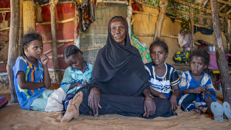 Kadaya Walet und ihre Enkelkinder in ihrem Haus.