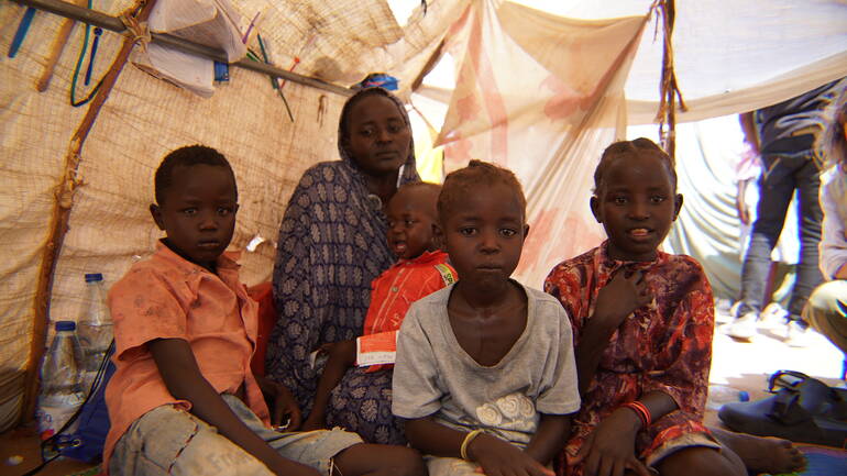 Ragaa und ihre Kinder im Zelt im Sudan
