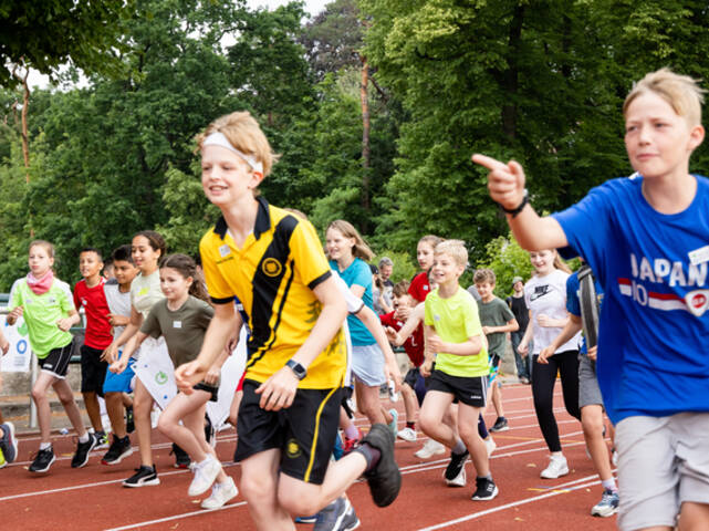 Schüler*innen laufen Schüler*innen laufen