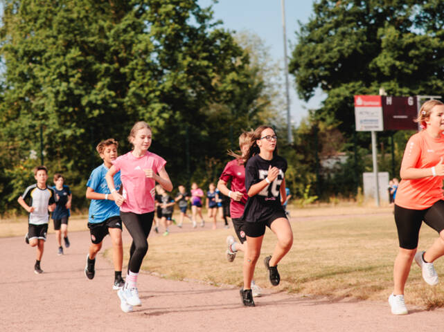 Schüler*innen laufen
