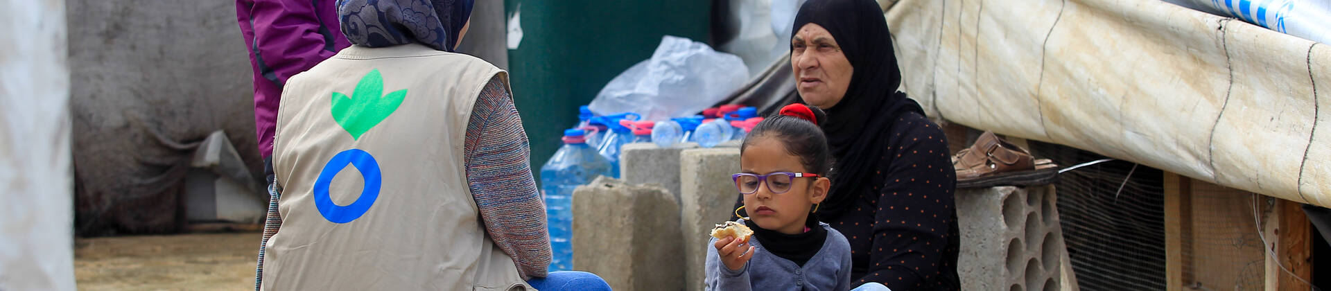 Aktion gegen den Hunger hilft syrischen Geflüchteten Mitarbeiterin von Aktion gegen den Hunger hilft syrischer Familie