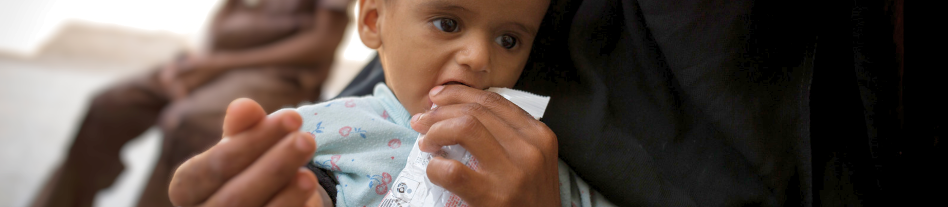 Mitarbeiterin von Aktion gegen den Hunger behandelt Kind im Jemen gegen Mangelernährung