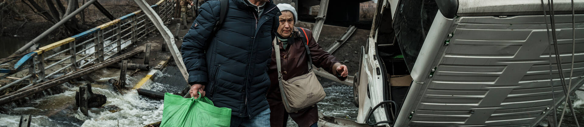 Ein älteres Ehepaar flüchtet durch die Trümmer in Irpin in der Ukraine. Ein älteres Ehepaar flüchtet durch die Trümmer in Irpin in der Ukraine.