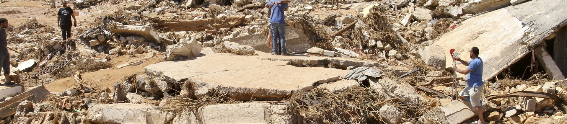 Trümmerberge nach Überschwemmungen in Libyen. Trümmerberge nach Überschwemmungen in Libyen.