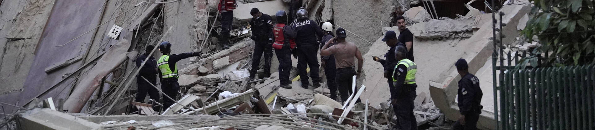 Rettungskräfte bei Nothilfe nach Erdbeben in Caracas, Venezuela