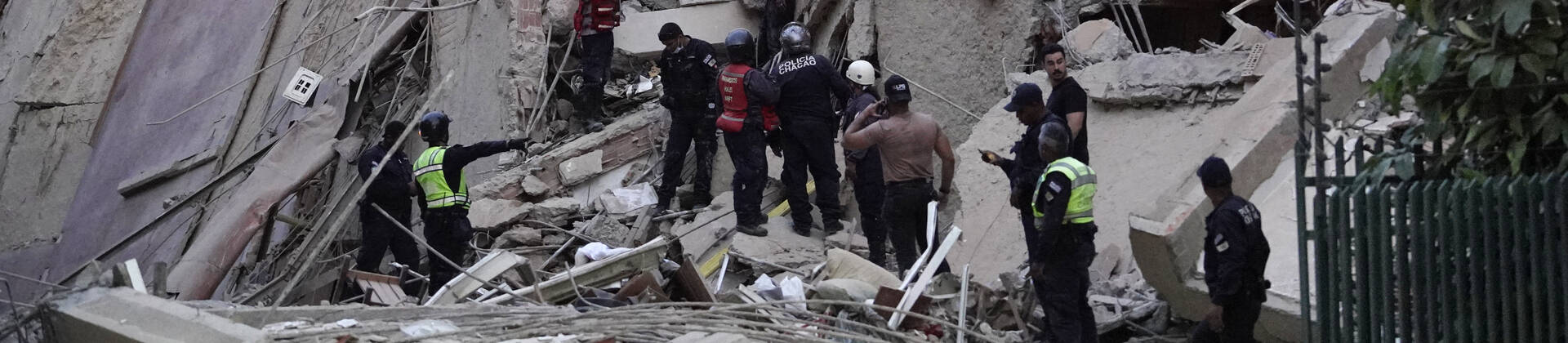 Rettungskräfte bei Nothilfe nach Erdbeben in Caracas, Venezuela
