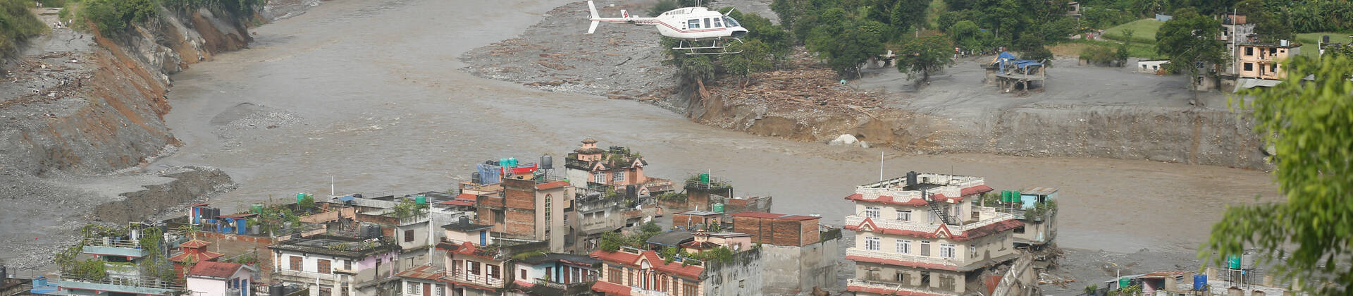 Beschädigte Straße in Nuwakot, Nepal, nach schweren Überschwemmungen infolge eines Gletschersee-Ausbruchs.