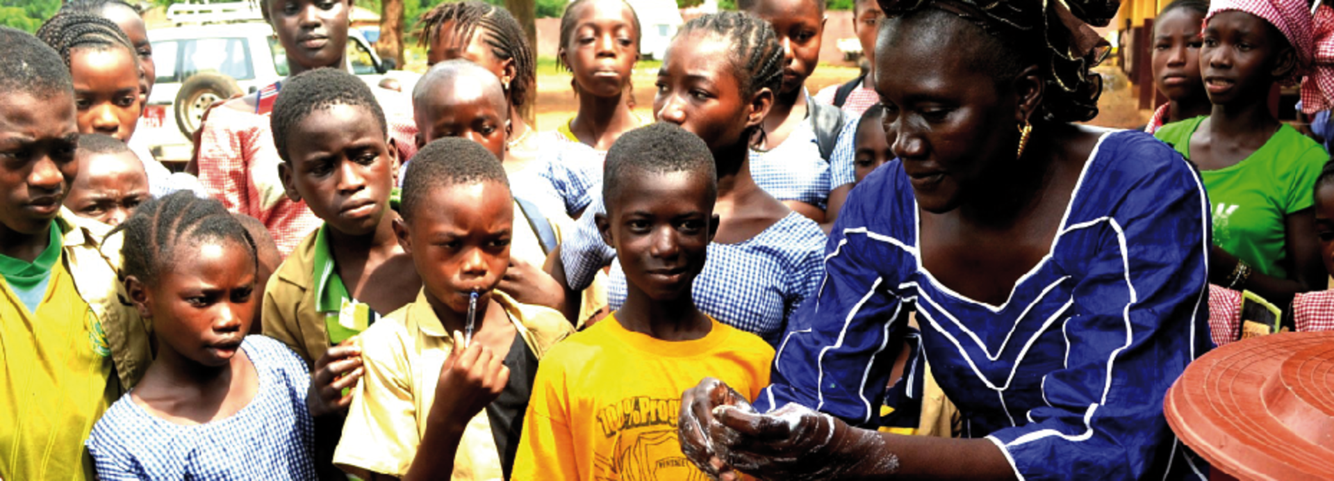 Frau erklärt in Guinea den umstehenden Menschen etwas. Frau erklärt in Guinea den umstehenden Menschen etwas.