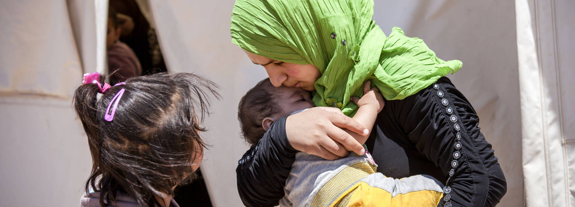 Im Libanon hält eine Frau ihr Kind fest in den Armen.