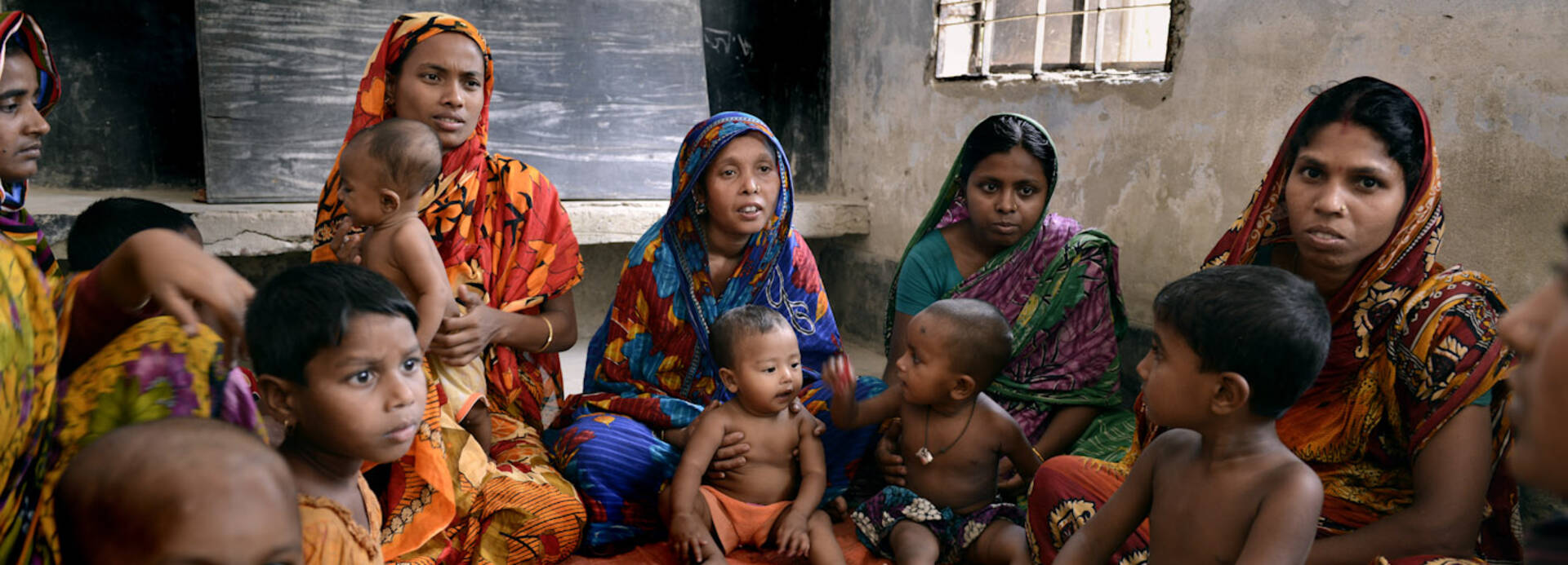 Eine Gruppe Menschen in Bangladesch sitzt zusammen im Haus. Eine Gruppe Menschen in Bangladesch sitzt zusammen im Haus.