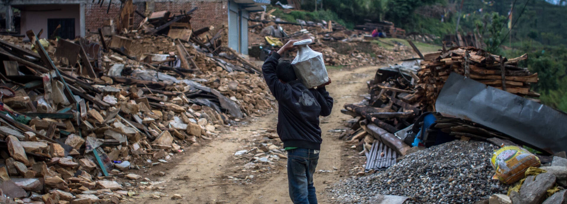 Mann in Nepal trägt Krug. Mann in Nepal trägt Krug.